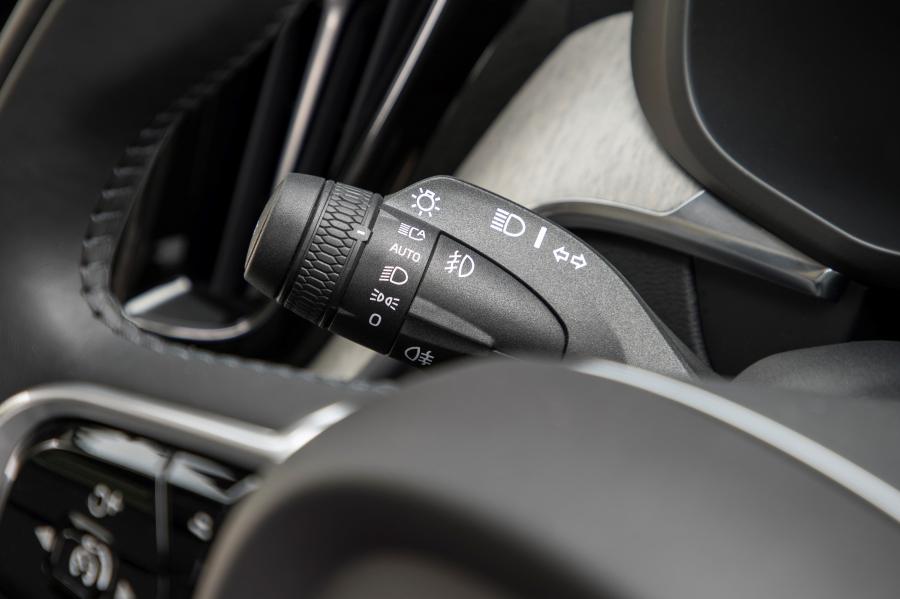 Детали интерьера Volvo XC60 D4 Inscription 2017 года  (UK) (фото 121 из 172)